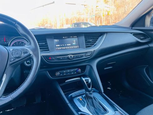 Used 2018 Buick Regal Preferred image 25