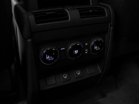 Used 2025 Land Rover Defender 110 image 46