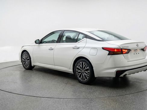 Used 2025 Nissan Altima 2.5 SV FWD image 6