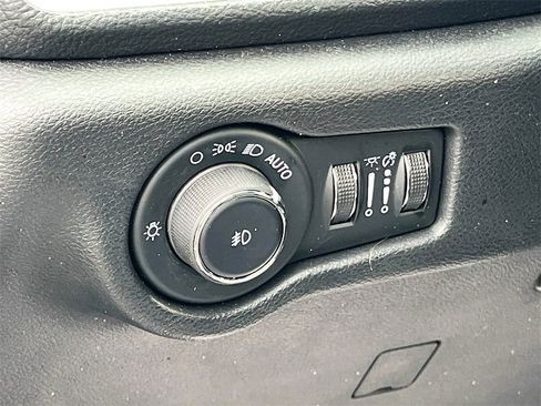 Used 2024 Chrysler Pacifica Touring-L w/ Uconnect Theater Family Group image 10