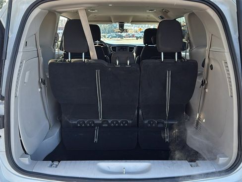 Used 2022 Chrysler Voyager LX image 11
