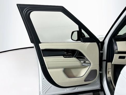 Used 2025 Land Rover Range Rover Autobiography image 11