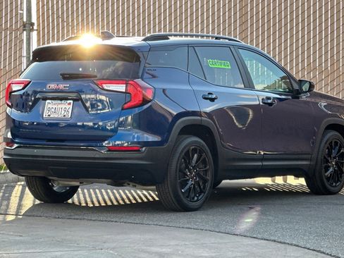 Used 2023 GMC Terrain SLE w/ Driver Convenience Package image 4