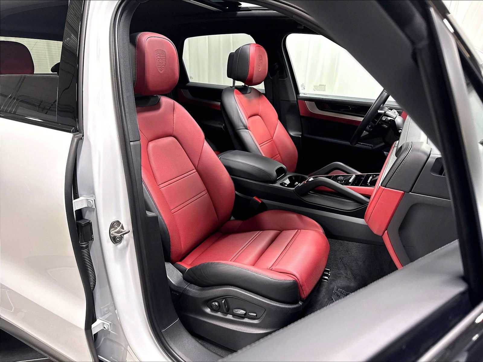 Used 2026 Porsche Cayenne AWD/4WD image 29