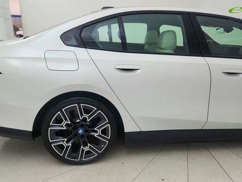 Used 2024 BMW i5 eDrive40i w/ Executive Package RWD image 7