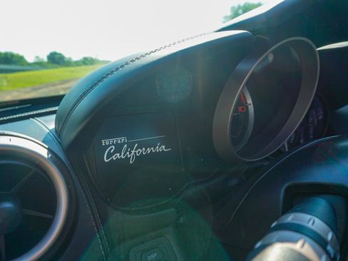 Used 2011 Ferrari California RWD image 20