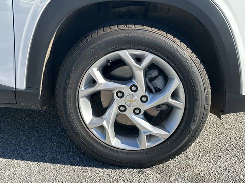 Used 2025 Chevrolet Trax LS w/ LS Convenience Package image 12