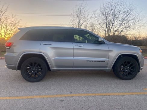 Used 2019 Jeep Grand Cherokee Altitude image 4