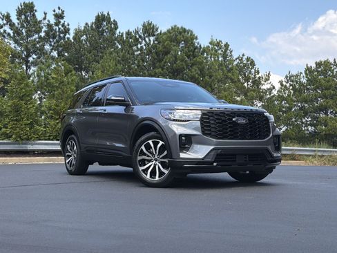 Used 2025 Ford Explorer ST-Line RWD image 2