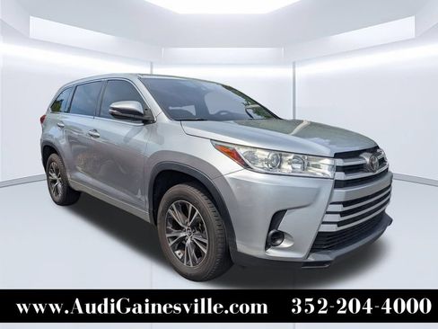 Used 2017 Toyota Highlander LE FWD image 1