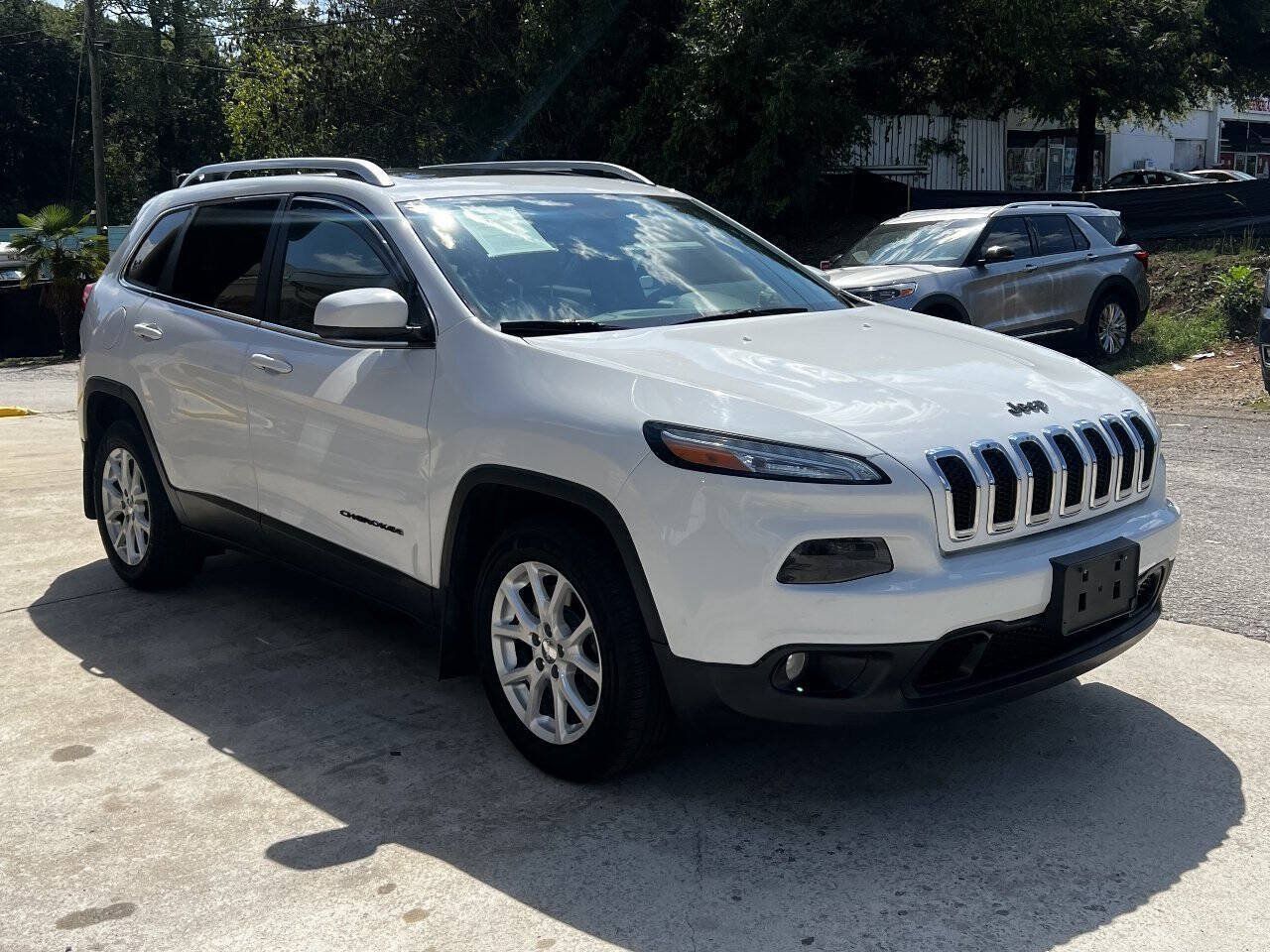 Used 2017 Jeep Cherokee Latitude w/ Comfort & Sound Group FWD image 8