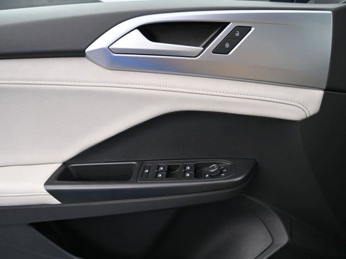 Used 2025 Volkswagen Taos SE w/ Panoramic Sunroof Package image 6