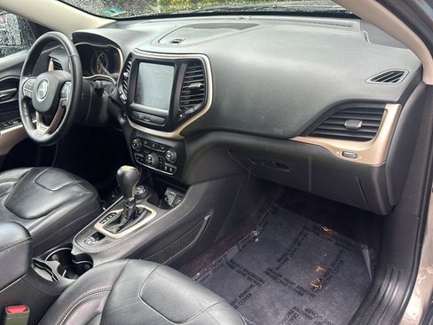 Used 2018 Jeep Cherokee Limited AWD/4WD image 11