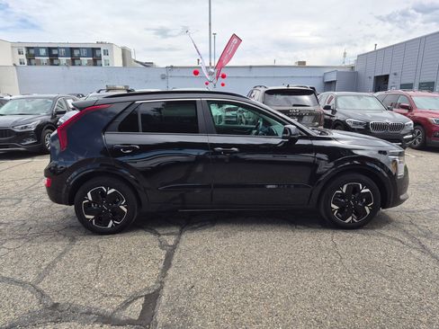 Used 2024 Kia Niro Wind w/ Wind Preserve Package FWD image 2