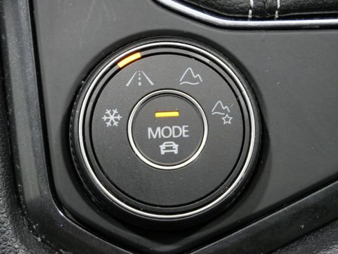 Used 2022 Volkswagen Tiguan SE AWD/4WD image 22