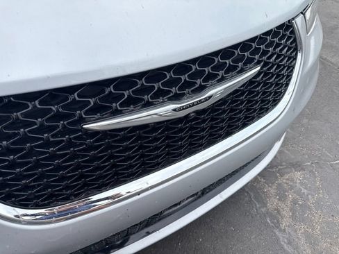 Used 2022 Chrysler Pacifica Touring-L FWD image 10