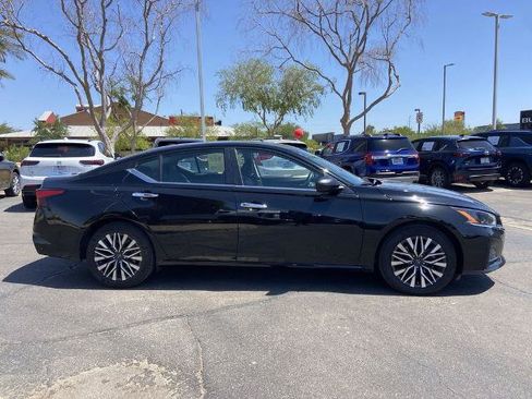 Used 2025 Nissan Altima 2.5 SV FWD image 2