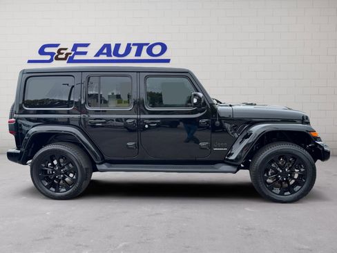 Used 2023 Jeep Wrangler Unlimited Sahara AWD/4WD image 5