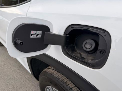 Used 2026 Chevrolet Traverse LT image 24