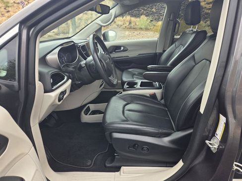 Used 2023 Chrysler Pacifica Touring-L FWD image 11