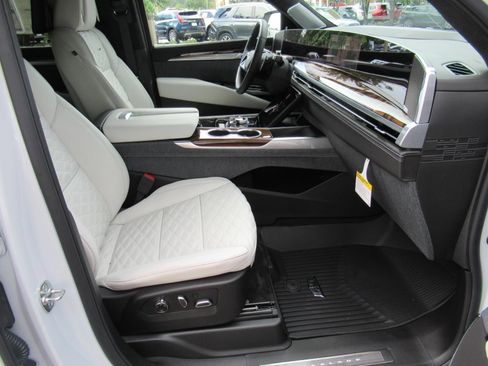 New 2026 Cadillac Escalade Platinum Sport w/ LPO, ONYX Package AWD/4WD image 9
