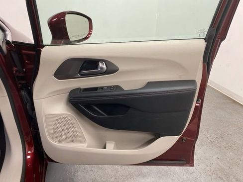 Used 2022 Chrysler Pacifica Touring-L image 24