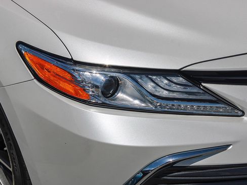 Used 2022 Toyota Camry XLE FWD image 2