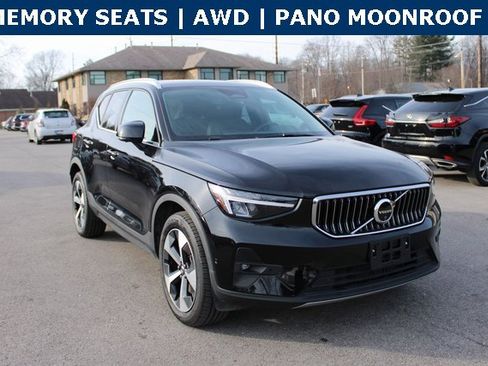 Used 2025 Volvo XC40 B5 Plus image 2