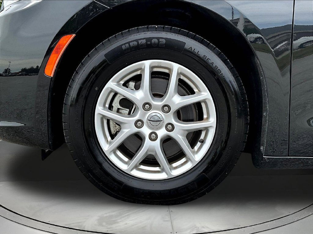 Used 2023 Chrysler Pacifica Touring-L FWD image 35