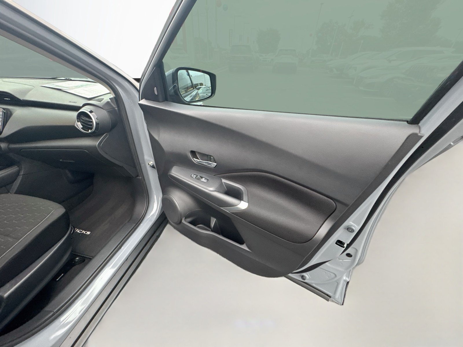 Used 2022 Nissan Kicks SV w/ Interior Electronics Package FWD image 30