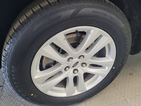 Used 2018 Ford Explorer XLT w/ Equipment Group 202A AWD/4WD image 31