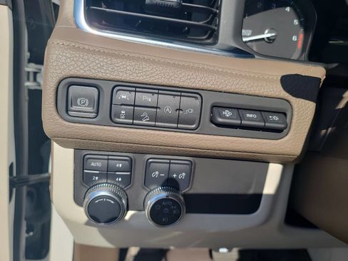 Used 2021 GMC Yukon XL Denali w/ Denali Premium Package image 24