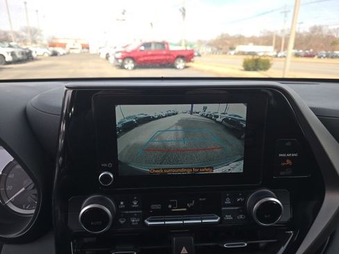 Used 2024 Toyota Highlander LE image 20