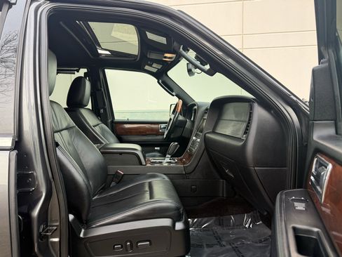 Used 2015 Lincoln Navigator 4WD 4dr image 24