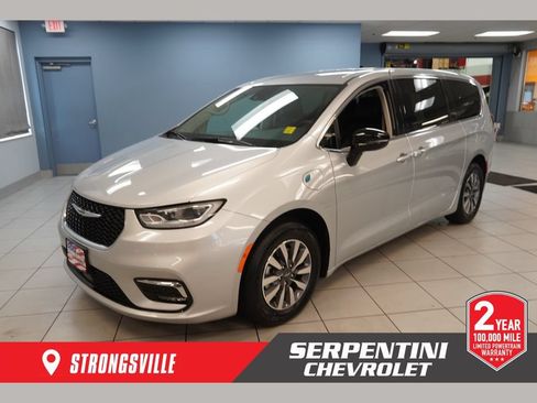 Used 2024 Chrysler Pacifica Limited FWD image 1