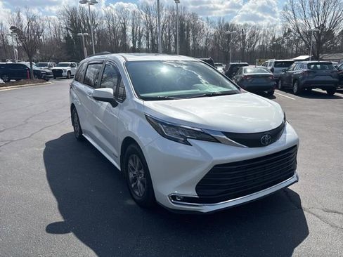 Used 2021 Toyota Sienna XLE image 4
