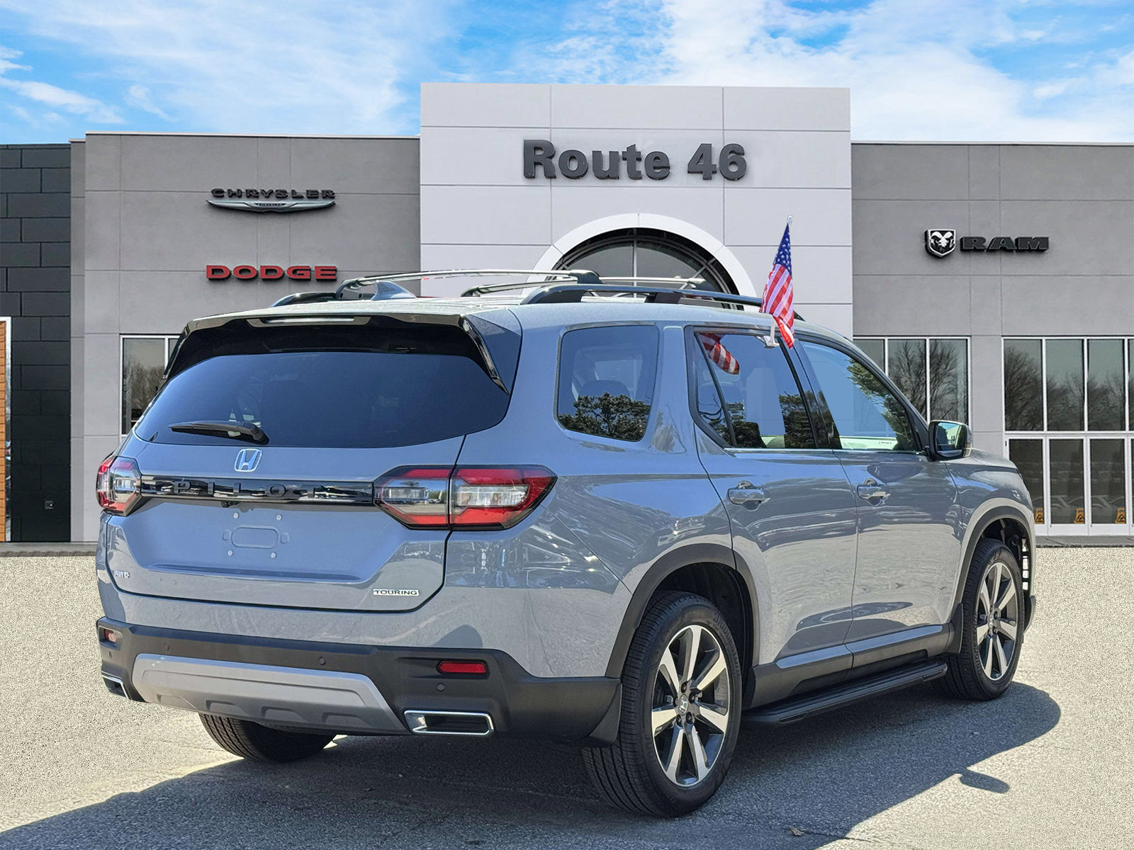 Used 2025 Honda Pilot Touring image 4
