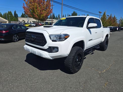Used 2018 Toyota Tacoma TRD Sport RWD image 3