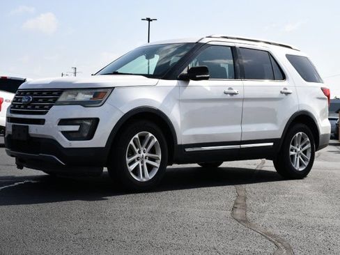 Used 2016 Ford Explorer XLT w/ Equipment Group 202A FWD image 3