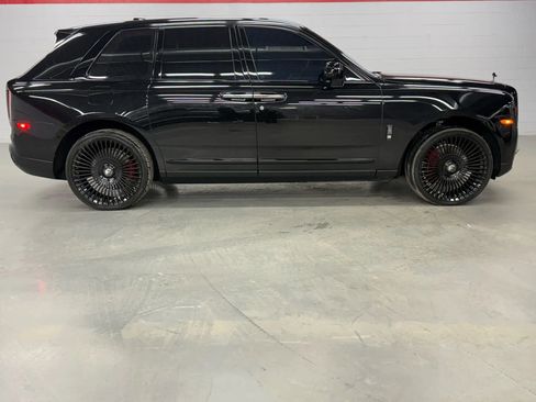 Used 2022 Rolls-Royce Cullinan Black Badge w/ Dark Exterior Package image 17