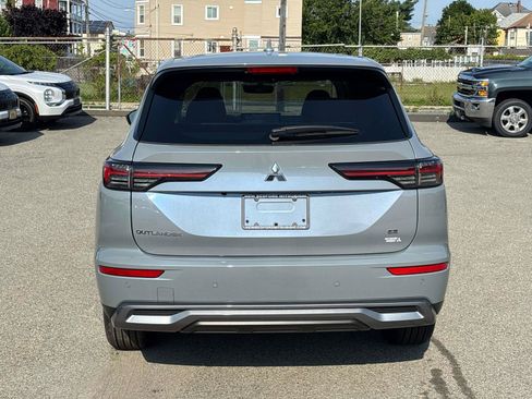 New 2026 Mitsubishi Outlander SE FWD image 3
