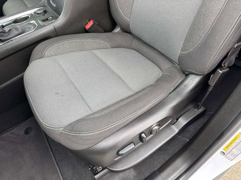 Used 2023 Chevrolet Traverse LT image 33