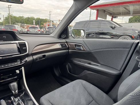 Used 2017 Honda Accord EX image 13