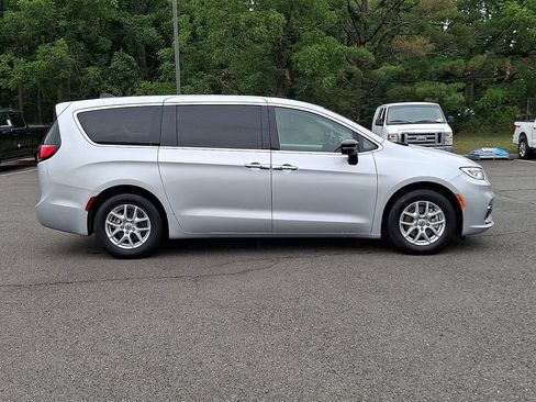 Used 2024 Chrysler Pacifica Touring-L FWD image 10