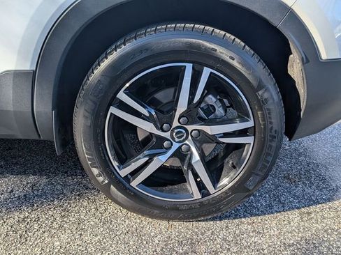 Certified 2023 Volvo XC40 B5 Plus image 30