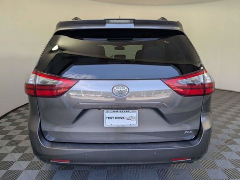 Used 2020 Toyota Sienna XLE w/ XLE Navigation Package FWD image 6