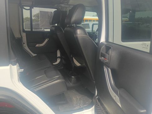 Used 2017 Jeep Wrangler Unlimited Rubicon AWD/4WD image 13