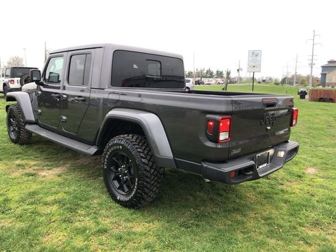 Used 2025 Jeep Gladiator Sport image 12