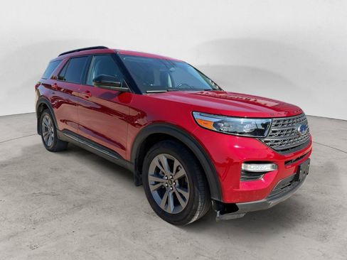 Used 2022 Ford Explorer XLT AWD/4WD image 3