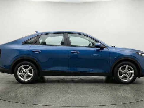 Used 2025 Kia K4 LXS image 11